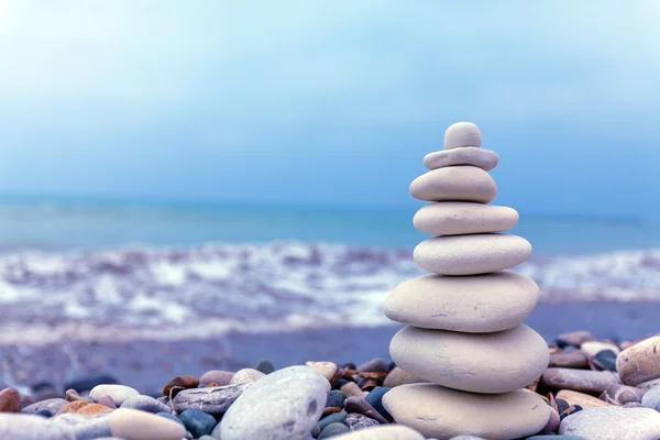 Pirâmide de pedras perto do mar na praia — Fotografia de Stock