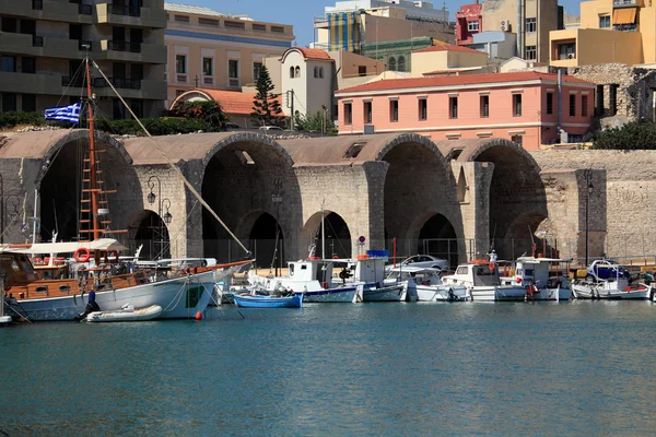 Fiskebåtar och Heraklions strandpromenad, Kreta — Stockfoto