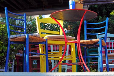 Sokak Cafe renkli sandalyeler, Crete