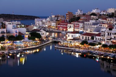 Agios Nikolaos şehir gece, Crete, Yunanistan
