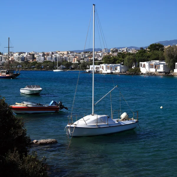 Yacht och staden Agios Nikolaos, Kreta, Grekland — Stockfoto