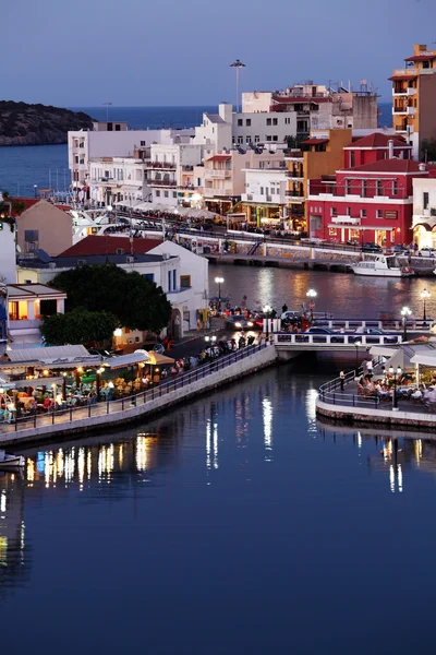 Agios Nikolaos staden på natten, Kreta, Grekland — Stockfoto