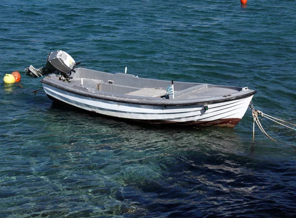Barco de pesca y mar Mediterráneo —  Fotos de Stock