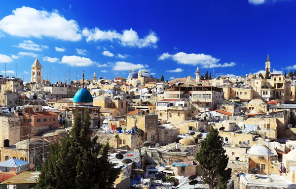 Tetti della Città Vecchia con Cupola del Santo Sepolcro, Gerusalemme — Foto Stock