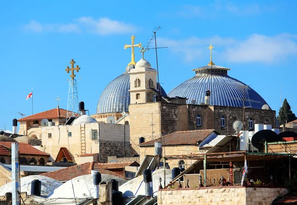 Daken van de oude stad met Heilige Sepulchure kerk Dome, Jeruzalem — Stockfoto