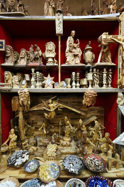 Estatuas talladas en madera en la tienda de recuerdos, Jerusalén — Foto de Stock