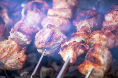 Sıcak domuz kebap dumanlı