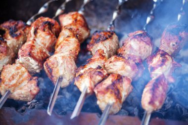 Sıcak domuz kebap dumanlı