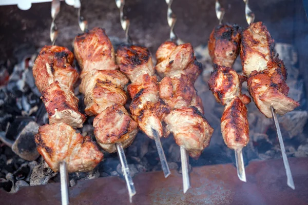 Kebabs de porco quente com fumaça — Fotografia de Stock