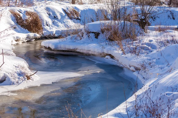 Forest River con neve all'inizio della primavera — Foto Stock