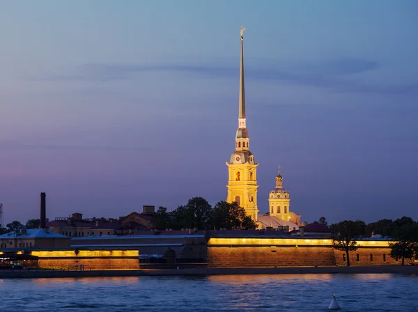 Paul och Peter domkyrka på White Night, Saint Petersburgh — Stockfoto