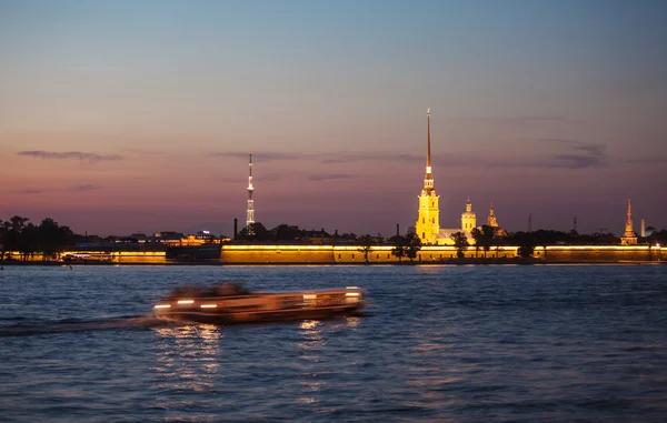 Paul och Peter domkyrka på White Night, Saint Petersburgh — Stockfoto