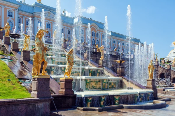 Fontane della Grande Cascata A Peterhof Palace — Foto Stock