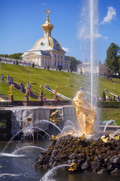 Grand trapsgewijs fonteinen in peterhof palace — Stockfoto