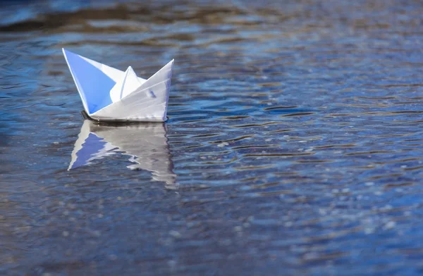 Weißes Papierboot segelt — Stockfoto