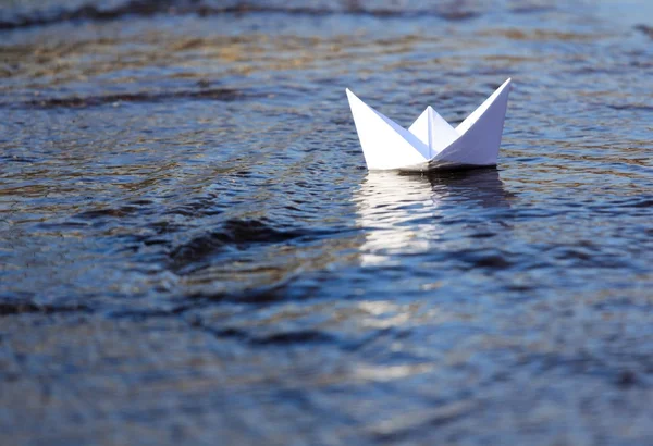 Weißes Papierboot segelt — Stockfoto