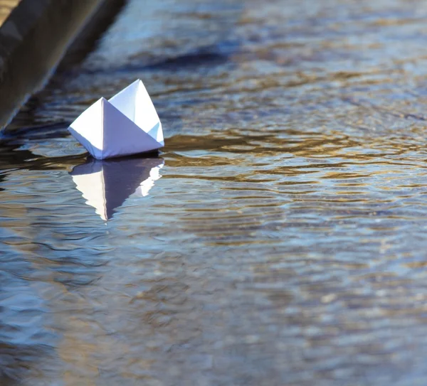 Barco de papel branco vela — Fotografia de Stock