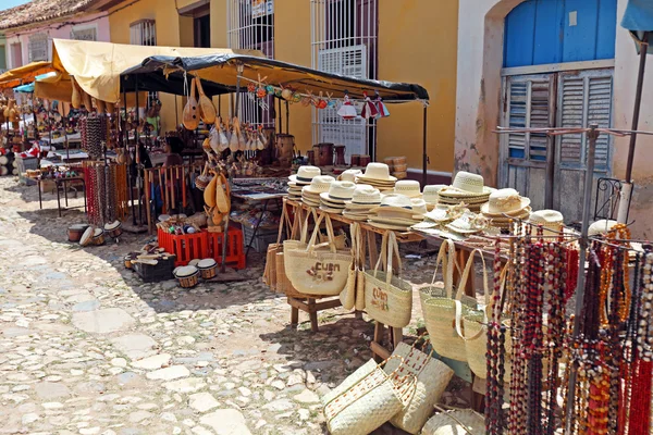 Magasins de souvenirs dans la vieille ville, Trinidad — Photo