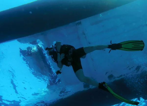 Diver Swimming under Catamaran — Stock Photo, Image