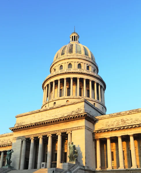 El edificio del Capitolio justo después del amanecer, La Habana —  Fotos de Stock