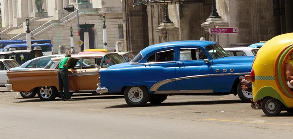 Veterán autók parkoló, Havanna — Stock Fotó