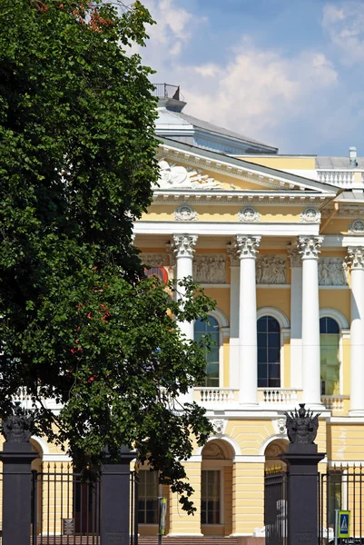 Деталь фасада Русского музея, Санкт-Петербург — стоковое фото