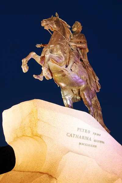 Statua Cavaliere di Bronzo di notte, San Pietroburgo, Russia — Foto Stock