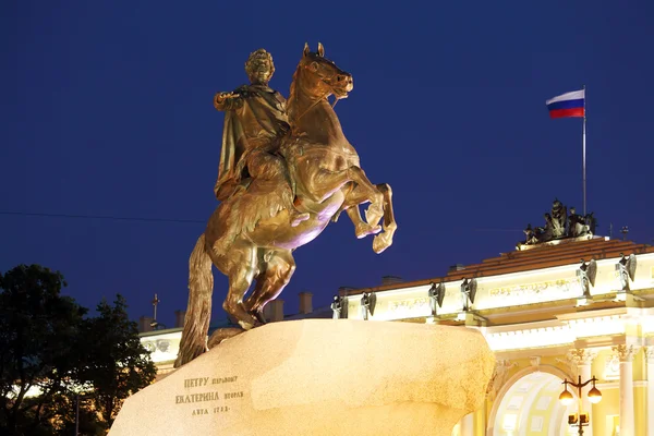 Estatua de jinete de bronce en la noche, San Petersburgo, Rusia —  Fotos de Stock