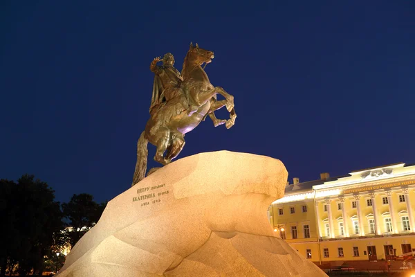 Socha bronzová jezdec v noci, Petrohrad, Rusko — Stock fotografie