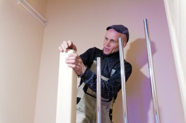 Zımpara kağıdı ile modern merdiven parlatma marangoz