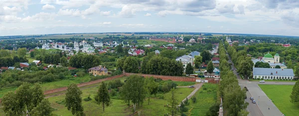 Luchtfoto van Soezdal stad van klokkentoren van Alexander klooster — Stockfoto