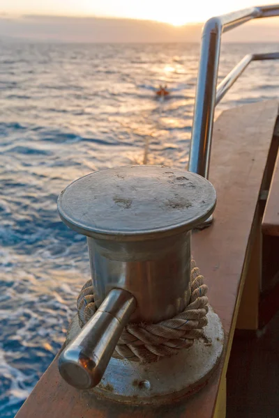 Vela Barco Rigs com paisagem oceânica — Fotografia de Stock