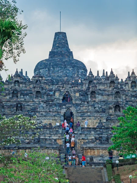 Buddhistischer Borobudur-Tempel mit Steinschnitzereien, Magelang, Java — Stockfoto