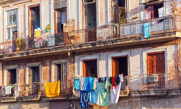 Lavandería fresca en el balcón de la antigua casa, Havan —  Fotos de Stock