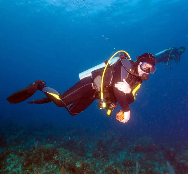 Jeune homme plongeur sous-marin — Photo