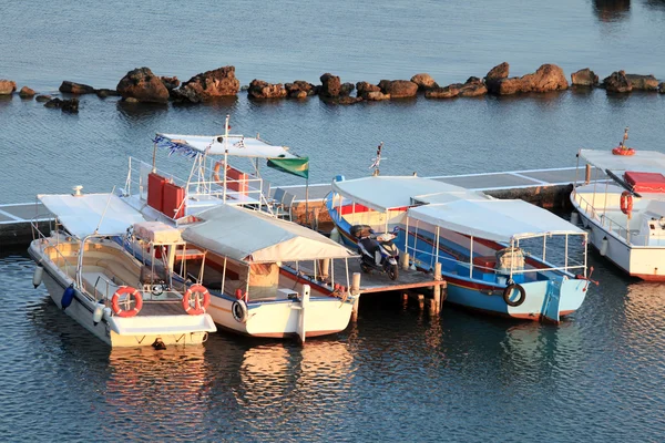 Łodzie w małych przystani w pobliżu Klasztor Vlacherna, Corfu, Grecja — Zdjęcie stockowe