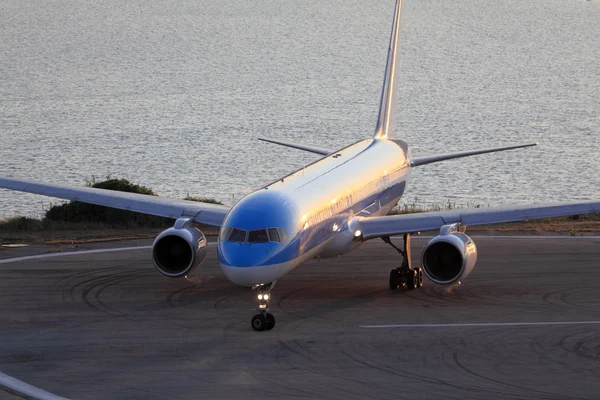 Vliegtuig voor Take-off, 's avonds scène, Corfu eiland — Stockfoto