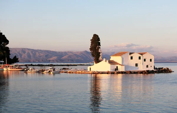 Escena vespertina del monasterio de Vlacherna, Corfú, Grecia — Foto de Stock