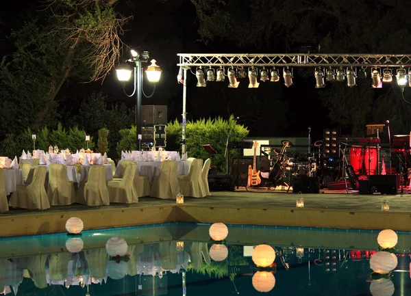 Restaurante al aire libre esperando a los huéspedes por la noche — Foto de Stock