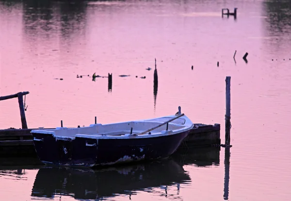 Сцена заката с нетами и лодками, Кортес, Греция — стоковое фото