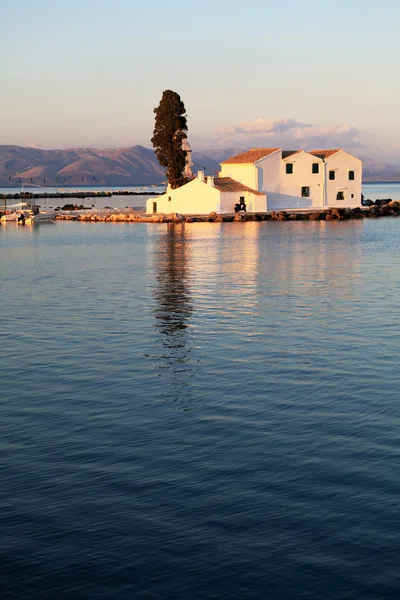 Wieczorem scena klasztor Vlacherna, Corfu, Grecja — Zdjęcie stockowe