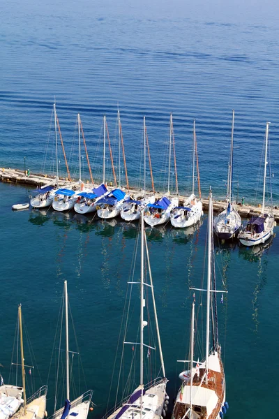 Widok z lotu ptaka na przystani z jachtów, wyspy Korfu, Grecja — Zdjęcie stockowe