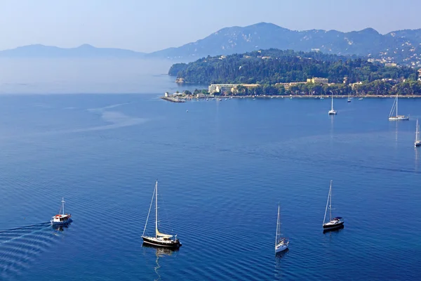 Veduta aerea sul porto turistico con yacht, isola di Corfù, Grecia — Foto Stock