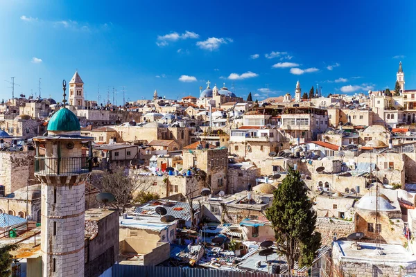 Крыши старого города с куполом Храма Гроба Господня, Иерусалим — стоковое фото