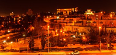 Jerusalem caddelerinden King David otel binası ile gece görünümü,