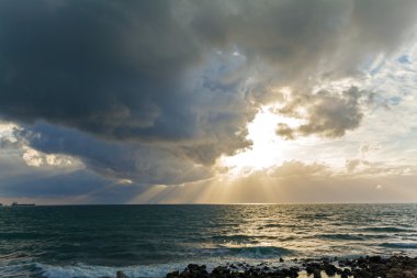 Güneş ışınları ve ağır bulutlar dramatik ışık