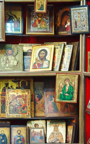 Православные иконы в сувенирном магазине — стоковое фото