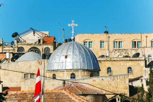 Στέγες της παλιάς πόλης με τρούλο μνήμα Ιερός Ναός, Ιερουσαλήμ — Φωτογραφία Αρχείου