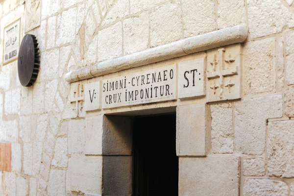 Quinta parada en Via Dolorosa en la Ciudad Vieja, Jerusalén — Foto de Stock