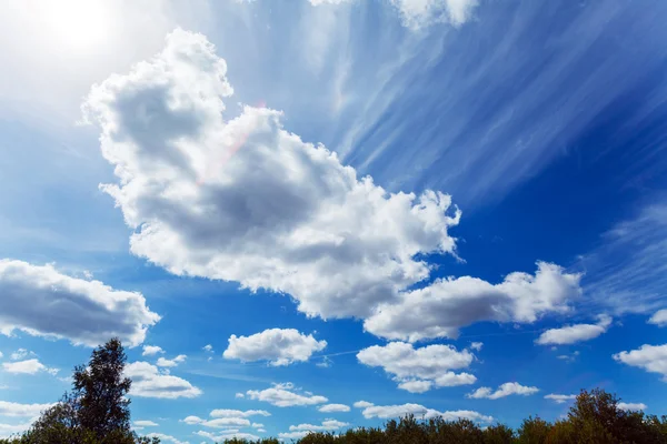 Dramatischer Sommerhimmel mit Wolken und Sonne — Stockfoto